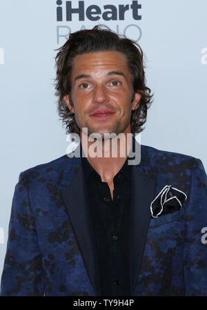 Brandon Flowers des Killers arrive dans la salle de presse pour l'iHeartRadio Music Festival au MGM Grand Hotel à Las Vegas, Nevada le 18 septembre 2015. Photo de James Atoa/UPI Banque D'Images