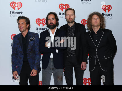 Brandon Flowers, Ronnie Vannucci Jr., Mark Stoermer et Dave Keuning des tueurs arrivent dans la salle de presse pour l'iHeartRadio Music Festival au MGM Grand Hotel à Las Vegas, Nevada le 18 septembre 2015. Photo de James Atoa/UPI Banque D'Images