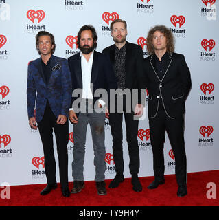 Brandon Flowers, Ronnie Vannucci Jr., Mark Stoermer et Dave Keuning des tueurs arrivent dans la salle de presse pour l'iHeartRadio Music Festival au MGM Grand Hotel à Las Vegas, Nevada le 18 septembre 2015. Photo de James Atoa/UPI Banque D'Images