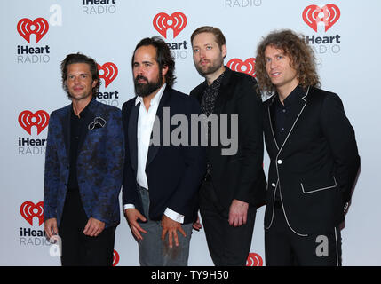 Brandon Flowers, Ronnie Vannucci Jr., Mark Stoermer et Dave Keuning des tueurs arrivent dans la salle de presse pour l'iHeartRadio Music Festival au MGM Grand Hotel à Las Vegas, Nevada le 18 septembre 2015. Photo de James Atoa/UPI Banque D'Images