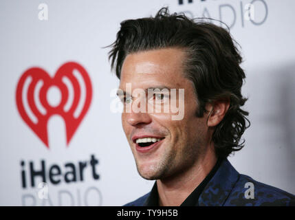 Brandon Flowers des Killers arrive dans la salle de presse pour l'iHeartRadio Music Festival au MGM Grand Hotel à Las Vegas, Nevada le 18 septembre 2015. Photo de James Atoa/UPI Banque D'Images