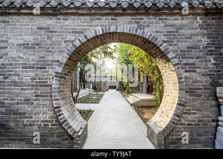 Le jardin lune porte dans la Baijia composé dans la Donga Jiao Ville Banque D'Images