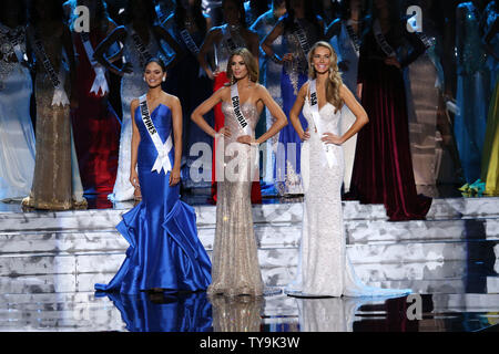 Top 3 candidats Miss Philippines, Pia Alonzo Wurtzbach, Miss Colombie, Ariadna Gutierrez-Arevalo et Miss USA, Olivia Jordanie, sur scène pendant le défilé de Miss Univers concours au Planet Hollywood Resort & Casino à Las Vegas, Nevada le 20 décembre 2015. Photo de James Atoa/UPI Banque D'Images