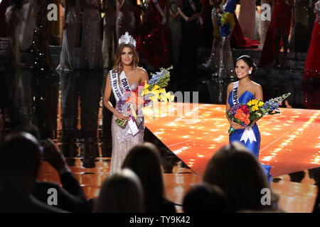 Miss Colombie, Gutierrez-Arevalo mistakely Ariadna qui a été couronnée Miss Univers 2015 se tient avec le bon gagnant Miss Philippines, Pia Alonzo Wurtzbach sur scène, pendant le défilé de Miss Univers concours au Planet Hollywood Resort & Casino à Las Vegas, Nevada le 20 décembre 2015. Photo de James Atoa/UPI Banque D'Images