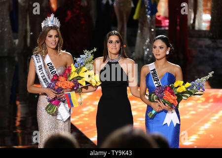 Miss Colombie, Gutierrez-Arevalo mistakely Ariadna qui a été couronnée Miss Univers 2015 les peuplements avec Paulina Vega, Miss Univers 2014 et le bon gagnant Miss Philippines, Pia Alonzo Wurtzbach sur scène, pendant le défilé de Miss Univers concours au Planet Hollywood Resort & Casino à Las Vegas, Nevada le 20 décembre 2015. Photo de James Atoa/UPI Banque D'Images