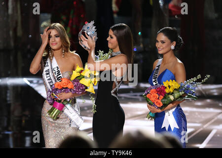 Miss Colombie, Ariadna Gutierrez-Arevalo, Paulina Vega, Miss Univers 2014 et Miss Philippines, Pia Alonzo Wurtzbach sur scène pendant le défilé de Miss Univers concours au Planet Hollywood Resort & Casino à Las Vegas, Nevada le 20 décembre 2015. Photo de James Atoa/UPI Banque D'Images