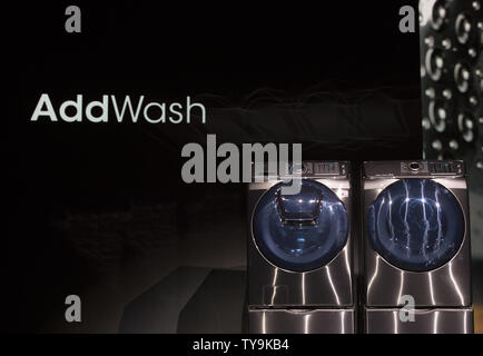 Le nouveau lave-linge Samsung AddWash s'affiche lors de la conférence de presse de Samsung en avant de l'International CES 2016, une foire commerciale de l'électronique grand public, à Las Vegas, Nevada, le 5 janvier 2016. Photo par Molly Riley/UPI Banque D'Images