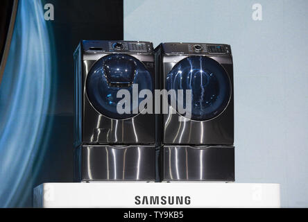 Le nouveau lave-linge Samsung AddWash s'affiche lors de la conférence de presse de Samsung en avant de l'International CES 2016, une foire commerciale de l'électronique grand public, à Las Vegas, Nevada, le 5 janvier 2016. Photo par Molly Riley/UPI Banque D'Images