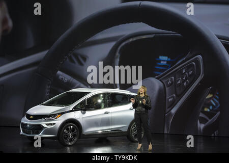 Mary Barra, Président et chef de la direction de General Motors, présente le nouveau boulon Chevrolet EV pendant son discours au cours de la à l'International CES 2016, une foire commerciale de l'électronique grand public, à Las Vegas, Nevada, le 6 janvier 2016. Photo par Molly Riley/UPI Banque D'Images