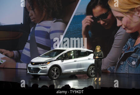 Mary Barra, Président et chef de la direction de General Motors, présente le nouveau boulon Chevrolet EV pendant son discours au cours de la à l'International CES 2016, une foire commerciale de l'électronique grand public, à Las Vegas, Nevada, le 6 janvier 2016. Photo par Molly Riley/UPI Banque D'Images