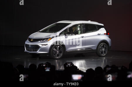 Le nouveau boulon Chevrolet EV est entraîné sur scène durant la Keynote de General Motors au cours de l'adresse à l'International CES 2016, une foire commerciale de l'électronique grand public, à Las Vegas, Nevada, le 6 janvier 2016. Photo par Molly Riley/UPI Banque D'Images