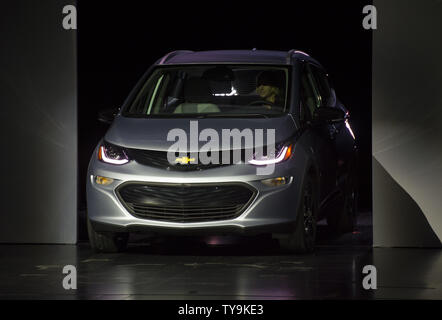 Le nouveau boulon Chevrolet EV est entraîné sur scène durant la Keynote de General Motors au cours de l'adresse à l'International CES 2016, une foire commerciale de l'électronique grand public, à Las Vegas, Nevada, le 6 janvier 2016. Photo par Molly Riley/UPI Banque D'Images