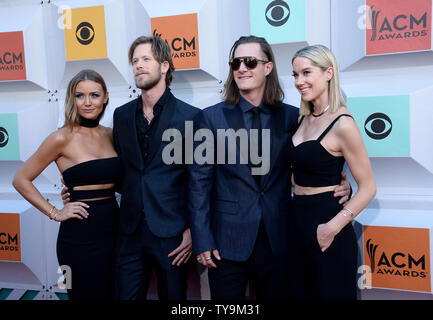 (L-R) Brittney Marie Cole Kelley, les artistes Brian Kelley et Tyler Hubbard de Florida Georgia Line, et Hayley Stommel assister à la 51e assemblée annuelle Academy of Country Music Awards qui a eu lieu au MGM Grand Arena de Las Vegas, Nevada le 3 avril 2016. Photo par Jim Ruymen/UPI Banque D'Images