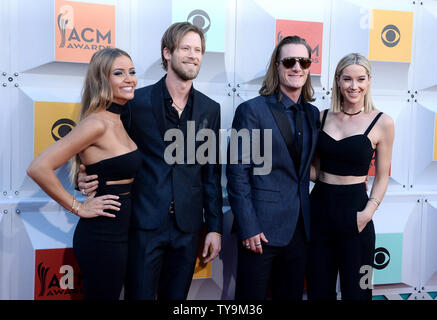 (L-R) Brittney Marie Cole Kelley, les artistes Brian Kelley et Tyler Hubbard de Florida Georgia Line, et Hayley Stommel assister à la 51e assemblée annuelle Academy of Country Music Awards qui a eu lieu au MGM Grand Arena de Las Vegas, Nevada le 3 avril 2016. Photo par Jim Ruymen/UPI Banque D'Images