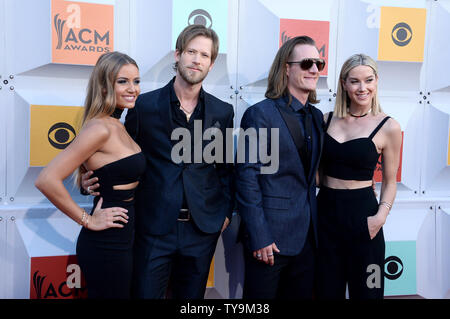 (L-R) Brittney Marie Cole Kelley, les artistes Brian Kelley et Tyler Hubbard de Florida Georgia Line, et Hayley Stommel assister à la 51e assemblée annuelle Academy of Country Music Awards qui a eu lieu au MGM Grand Arena de Las Vegas, Nevada le 3 avril 2016. Photo par Jim Ruymen/UPI Banque D'Images