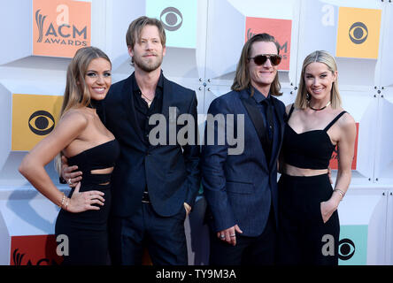 (L-R) Brittney Marie Cole Kelley, les artistes Brian Kelley et Tyler Hubbard de Florida Georgia Line, et Hayley Stommel assister à la 51e assemblée annuelle Academy of Country Music Awards qui a eu lieu au MGM Grand Arena de Las Vegas, Nevada le 3 avril 2016. Photo par Jim Ruymen/UPI Banque D'Images