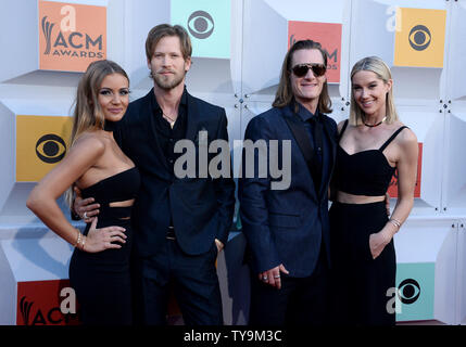 (L-R) Brittney Marie Cole Kelley, les artistes Brian Kelley et Tyler Hubbard de Florida Georgia Line, et Hayley Stommel assister à la 51e assemblée annuelle Academy of Country Music Awards qui a eu lieu au MGM Grand Arena de Las Vegas, Nevada le 3 avril 2016. Photo par Jim Ruymen/UPI Banque D'Images