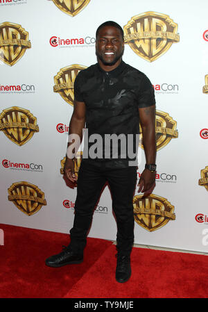 L'acteur Kevin Hart arrive pour la Warner Bros Pictures Présentation au CinemaCon 2016, le Colosseum du Caesars Palace, Las Vegas, Nevada le 12 avril 2016. Photo de James Atoa/UPI Banque D'Images