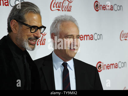 Acteurs Jeff Goldblum et Brent Spiner arrivent pour le CinemaCon 2016 Grand écran Achievement Awards, OMNIA Discothèque au Caesars Palace, Las Vegas, Nevada le 14 avril 2016. Photo de James Atoa/UPI Banque D'Images