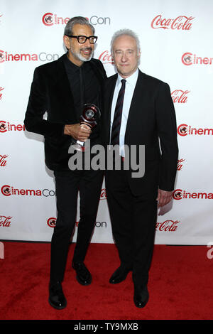 Acteurs Jeff Goldblum et Brent Spiner bénéficiaires de l'ensemble de l'Univers Award arrivent pour le CinemaCon 2016 Grand écran Achievement Awards, OMNIA Discothèque au Caesars Palace, Las Vegas, Nevada le 14 avril 2016. Photo de James Atoa/UPI Banque D'Images