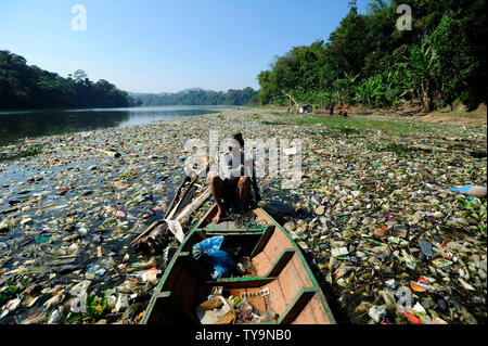 (190626) -- Bandung, le 26 juin 2019 (Xinhua) -- un homme de lignes d'un bateau sur le fleuve Citarum qui est couverte par les déchets plast à Bandung, Java ouest, Indonésie, le 26 juin 2019. (Xinhua/Ismeth Bukbis Chandra) Banque D'Images