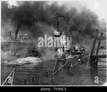 Photographie de la marine sur l'attaque japonaise sur Pearl Harbor, à Hawaï qui a initié la participation américaine à la seconde guerre mondiale. Légende de la marine : Les vestiges du destroyer USS SHAW en cale sèche flottante de gravure à Pearl Harbor après l'attaque japonaise sur l'avant-première le 7 décembre 1941. ; la portée et contenu : Cette photo a été prise par un photographe de la Marine immédiatement après l'attaque japonaise sur Pearl Harbor, mais il est venu à être déposée dans un bref de demande d'habeas corpus (nombre de cas 298) essayé dans la US District Court, District de New York en 1944. Le cas, dans l'affaire Re Lloyd C. Duncan liés à Banque D'Images