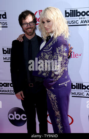 Singer Kesha (R) et Ben Folds assister à l'Assemblée Billboard Music Awards qui a eu lieu à T-Mobile Arena de Las Vegas, Nevada le 22 mai 2016. Photo par Jim Ruymen/UPI Banque D'Images