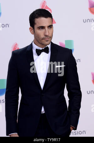 L'artiste d'enregistrement Miguel Angel Silvestre arrive sur le tapis rouge pour la 17e édition de Latin Grammy Awards à T-Mobile Arena de Las Vegas, Nevada le 17 novembre 2016. Photo par Jim Ruymen/UPI Banque D'Images