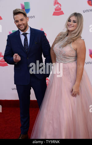 L'umami arrive sur le tapis rouge pour la 17e édition de Latin Grammy Awards à T-Mobile Arena de Las Vegas, Nevada le 17 novembre 2016. Photo par Jim Ruymen/UPI Banque D'Images