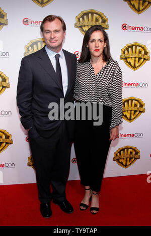 Unkirk «' réalisateur Christopher Nolan et sa femme Emma Thomas arrivent pour la Warner Bros Pictures vous invite à la grande taille en 2017, le Kino Colosseum du Caesars Palace, Las Vegas, Nevada le 29 mars 2017. Photo de James Atoa/UPI Banque D'Images