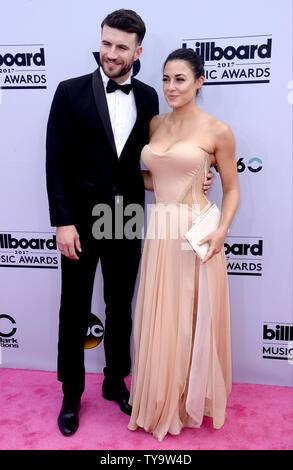 Singer Sam Hunt (L) et Hannah Lee Fowler assister à l'Assemblée Billboard Music Awards qui a eu lieu à T-Mobile Arena de Las Vegas, Nevada le 21 mai 2017. Le salon de cette année sera diffusée en direct sur les deux côtes, à 20 h, sur l'ABC. Photo par Jim Ruymen/UPI Banque D'Images