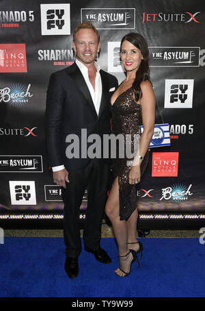 Ian Ziering acteur et sa femme Erin Kristine Ludwig assister à la "Sharknado 5 : Global Swarming" premiere à Las Vegas assiste à la première de The animated motion photo "Sharknado 5 : Global Swarming" à la LINQ Hotel & Casino à Las Vegas, Nevada le 6 août 2017. Scénario : avec beaucoup d'Amérique située en ruines, le reste du monde pour une sharknado, Fin et sa famille doit voyager à travers le monde pour les arrêter. Photo de David Becker/UPI Banque D'Images