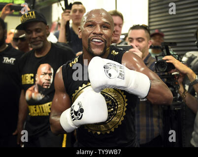Boxeur invaincu Floyd Mayweather héberge un media de l'exercice au Club de boxe Mayweather à Las Vegas, Nevada le 10 août 2017. L'entraînement a été un prélude à la prochaine Floyd Mayweather vs. Conor McGregor 12 super-super-légers toute l'se rencontreront le 26 août, à la T-Mobile Arena de Las Vegas. Photo de David Becker/UPI Banque D'Images