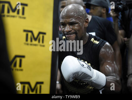 Boxeur invaincu Floyd Mayweather héberge un media de l'exercice au Club de boxe Mayweather à Las Vegas, Nevada le 10 août 2017. L'entraînement a été un prélude à la prochaine Floyd Mayweather vs. Conor McGregor 12 super-super-légers toute l'se rencontreront le 26 août, à la T-Mobile Arena de Las Vegas. Photo de David Becker/UPI Banque D'Images