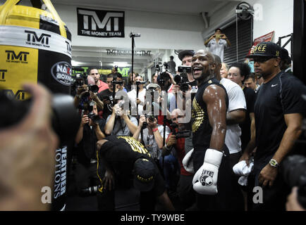 Boxeur invaincu Floyd Mayweather héberge un media de l'exercice au Club de boxe Mayweather à Las Vegas, Nevada le 10 août 2017. L'entraînement a été un prélude à la prochaine Floyd Mayweather vs. Conor McGregor 12 super-super-légers toute l'se rencontreront le 26 août, à la T-Mobile Arena de Las Vegas. Photo de David Becker/UPI Banque D'Images