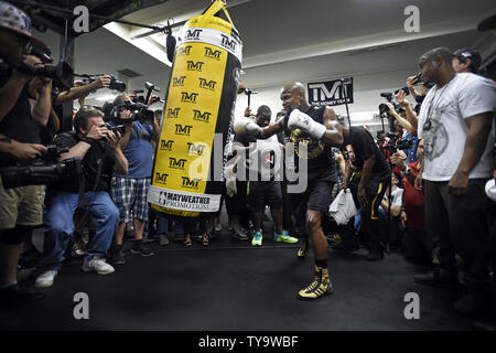 Boxeur invaincu Floyd Mayweather héberge un media de l'exercice au Club de boxe Mayweather à Las Vegas, Nevada le 10 août 2017. L'entraînement a été un prélude à la prochaine Floyd Mayweather vs. Conor McGregor 12 super-super-légers toute l'se rencontreront le 26 août, à la T-Mobile Arena de Las Vegas. Photo de David Becker/UPI Banque D'Images