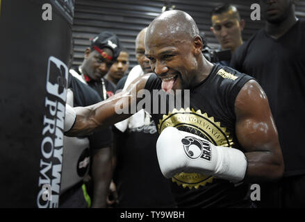 Boxeur invaincu Floyd Mayweather héberge un media de l'exercice au Club de boxe Mayweather à Las Vegas, Nevada le 10 août 2017. L'entraînement a été un prélude à la prochaine Floyd Mayweather vs. Conor McGregor 12 super-super-légers toute l'se rencontreront le 26 août, à la T-Mobile Arena de Las Vegas. Photo de David Becker/UPI Banque D'Images