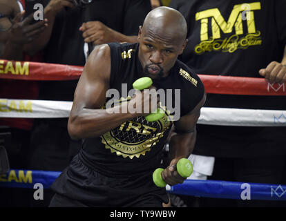 Boxeur invaincu Floyd Mayweather héberge un media de l'exercice au Club de boxe Mayweather à Las Vegas, Nevada le 10 août 2017. L'entraînement a été un prélude à la prochaine Floyd Mayweather vs. Conor McGregor 12 super-super-légers toute l'se rencontreront le 26 août, à la T-Mobile Arena de Las Vegas. Photo de David Becker/UPI Banque D'Images