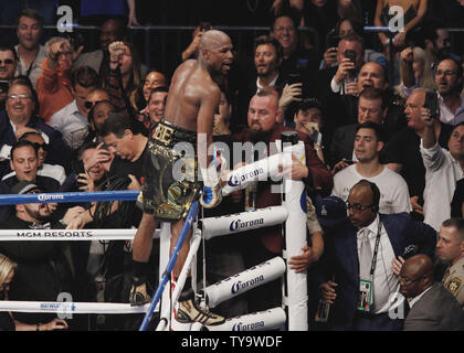 Floyd Mayweather Jr. célèbre son 10e round TKO contre Conor McGregor au cours de leur super-super-légers bout à T-Mobile Arena de Las Vegas, Nevada le 26 août 2017. Photo de James Atoa/UPI Banque D'Images