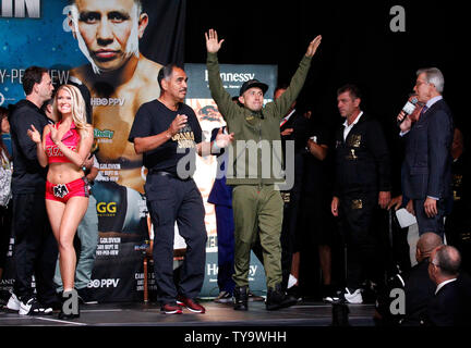 Gennady Golovkin sur scène durant la Weigh-In pour le Canelo Alvarez vs Gennady Golovkin 12 tour championnat du monde de boxe des poids moyens, le 15 septembre, au MGM Grand Garden Arena de Las Vegas, NV. Photo de James Atoa/UPI Banque D'Images