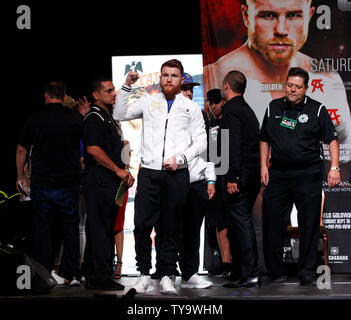 Canelo Alvarez sur scène durant la Weigh-In pour le Canelo Alvarez vs Gennady Golovkin 12 tour championnat du monde de boxe des poids moyens, le 15 septembre, au MGM Grand Garden Arena de Las Vegas, NV. Photo de James Atoa/UPI Banque D'Images