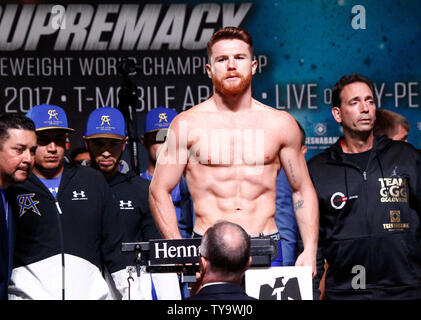 Canelo Alvarez sur scène durant la Weigh-In pour le Canelo Alvarez vs Gennady Golovkin 12 tour championnat du monde de boxe des poids moyens, le 15 septembre, au MGM Grand Garden Arena de Las Vegas, NV. Photo de James Atoa/UPI Banque D'Images