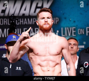 Canelo Alvarez sur scène durant la Weigh-In pour le Canelo Alvarez vs Gennady Golovkin 12 tour championnat du monde de boxe des poids moyens, le 15 septembre, au MGM Grand Garden Arena de Las Vegas, NV. Photo de James Atoa/UPI Banque D'Images