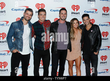 Peter Kraus, Doyen Unglert, Ben Higgins, Becca Tilley, puits et Adams arrivent pour le iHeartRadio Music Festival à la T-Mobile Arena de Las Vegas, Nevada le 22 septembre 2017. Photo de James Atoa/UPI Banque D'Images