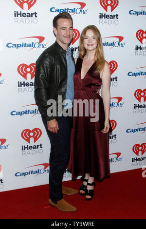 James Van Der Beek et Kimberly Brook arrivent pour le iHeartRadio Music Festival à la T-Mobile Arena de Las Vegas, Nevada le 22 septembre 2017. Photo de James Atoa/UPI Banque D'Images