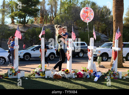 Kaitlyn Proa, centre, promenades avec Aubrey Culbertson, 4, comme ils paient leurs égards pour les morts victimes de la Route 91 Harvest Festival de musique lors d'une prise de masse memorial érigé sur Las Vegas Boulevard à côté de l'historique Bienvenue à Las Vegas sign Vendredi, 6 octobre, 2017, à Las Vegas. Un homme armé a ouvert le feu sur le festival, laissant 58 morts et plus de 500 blessés dimanche dernier. Photo de Ronda Churchill/UPI Banque D'Images