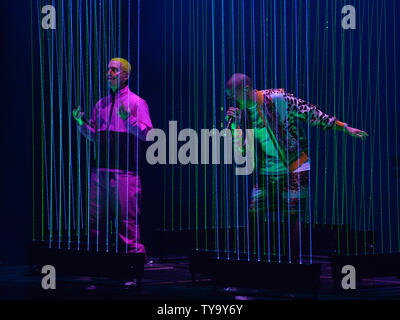 J Balvin (L) et Bad Bunny effectuer sur scène pendant le Latin Grammy Awards au MGM Garden Arena de Las Vegas, Nevada le 16 novembre 2017. Photo par Jim Ruymen/UPI Banque D'Images