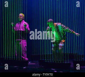 J Balvin (L) et Bad Bunny effectuer sur scène pendant le Latin Grammy Awards au MGM Garden Arena de Las Vegas, Nevada le 16 novembre 2017. Photo par Jim Ruymen/UPI Banque D'Images