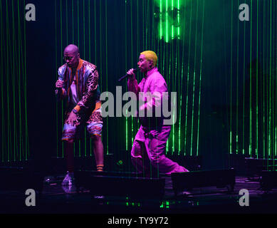 Bad Bunny (L) et J Balvin effectuer sur scène pendant le Latin Grammy Awards au MGM Garden Arena de Las Vegas, Nevada le 16 novembre 2017. Photo par Jim Ruymen/UPI Banque D'Images