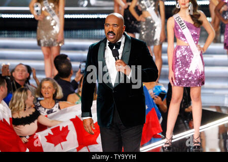 Le comédien Steve Harvey sur scène tout en accueillant la 66e défilé de Miss Univers à la concurrence l'axe au Planet Hollywood à Las Vegas, Nevada le 26 novembre 2017. Photo de James Atoa/UPI Banque D'Images